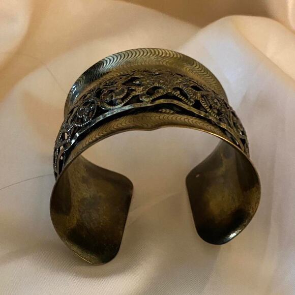 Vintage brass wide cuff bangle bracelet with intricate detailed 3D engravings - Picture 6 of 6